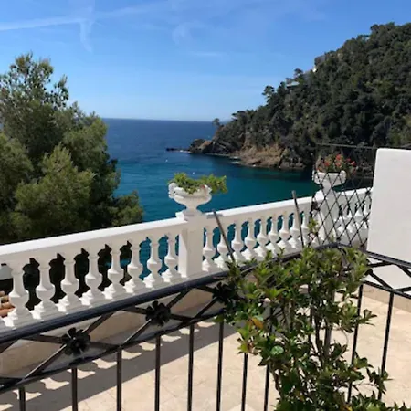 Отель La Calanque Кавалер-сюр-Мер