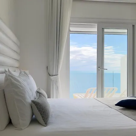 호텔 La Calanque 카발레르쉬르메르