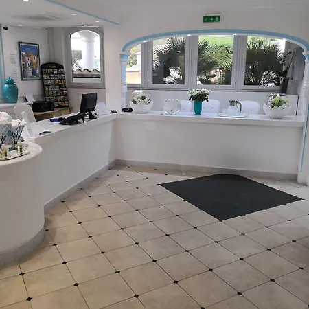 ホテル La Calanque 4*