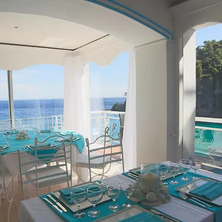 호텔 La Calanque 카발레르쉬르메르