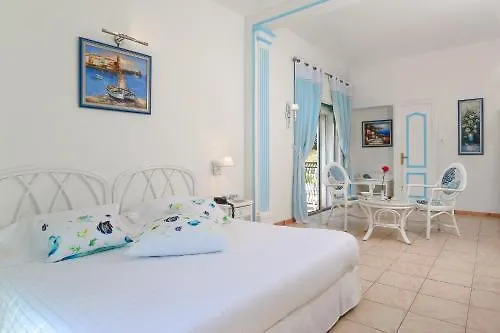 La Calanque 4* קבלייר-סור-מר